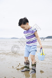  在海边捡蛤的小孩图片