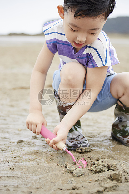 男孩实地研究玩具海动手学习韩语图片