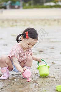 在沙滩边玩耍的儿童图片
