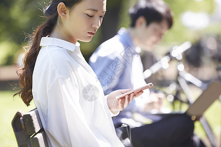 女士日本人高兴公园粉碎女图片