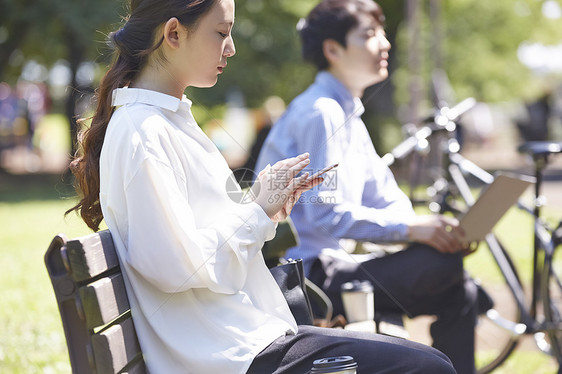 自然采光人类坐公园粉碎女图片