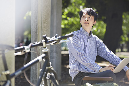 男坐肖像公园电脑男图片