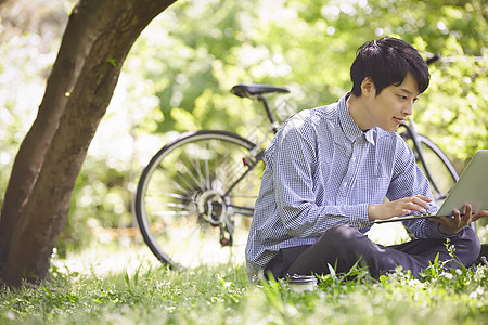 壮年打破男子公园电脑男图片