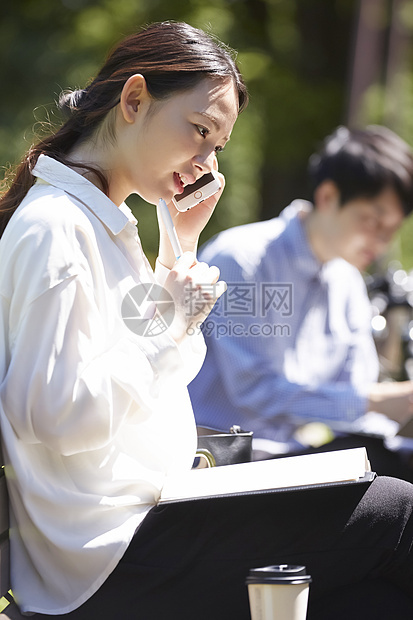 商业电话亚洲人公园口袋书女人图片