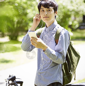 戴上耳机的青年男子图片