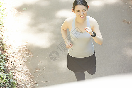 女青年穿着运动服户外跑步图片