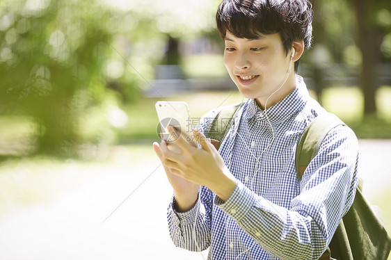 看着手机维修的男子图片