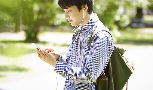 趴着玩手机的成年男子高清图片母女二人低头玩手机高清图片男青年低头