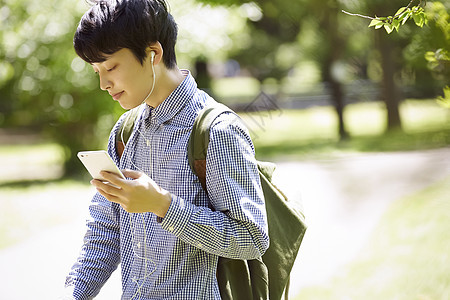 室外拿着手机的青年男子图片