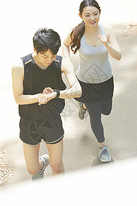 户外跑步运动的青年男女图片