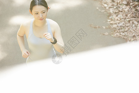 女青年穿着运动装户外跑步图片