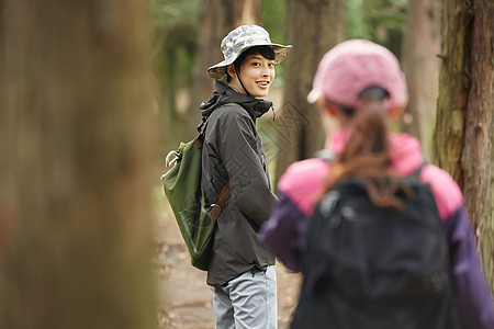 野外森林微笑的青年男子图片