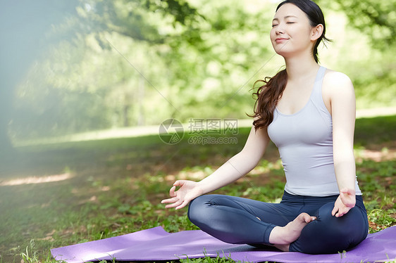 安静的瑜伽女性在冥想图片