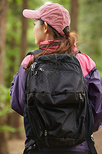 户外森林背着背包的女青年图片