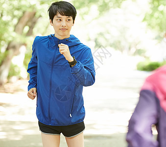 年轻男子穿着运动服户外跑步图片
