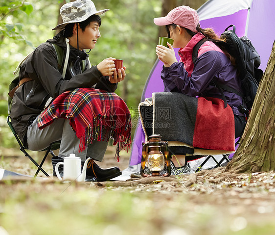 森林里野营的青年男女图片