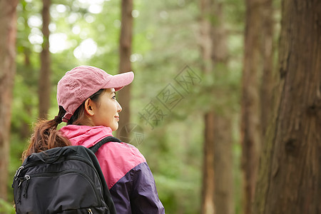 留白走路度假女户外休闲图片