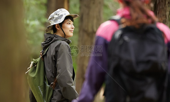 休假自然采光休息男女户外休闲图片