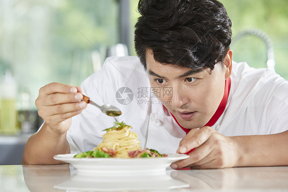 烹饪准备碟近距离厨师伙计韩国人图片