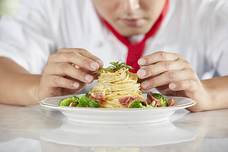 男厨师摆盘图片素材