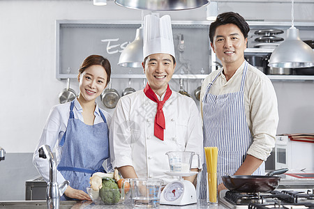 新生代看门人前视图烹饪课夫妻厨师韩语图片