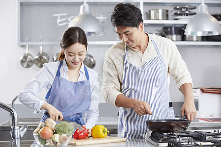 年轻夫妻厨房烹饪备菜图片