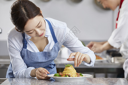 强烈的感情年轻女子围裙烹饪课厨师韩语图片