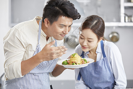 年轻夫妻家庭烹饪图片