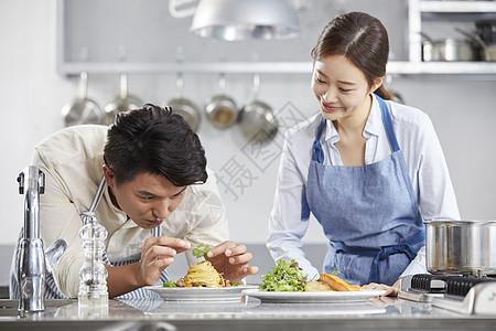 打破成年男子深煮锅厨房夫妻韩国人图片