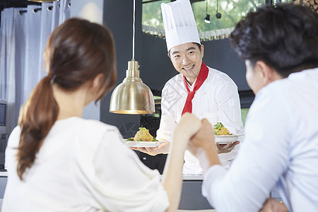 年轻夫妻学习西餐制作图片