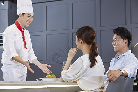 盯着看半身像玻璃餐厅夫妇厨师韩国人图片