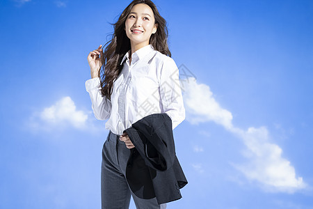 商务女天空微笑蓝天和女商人画象图片