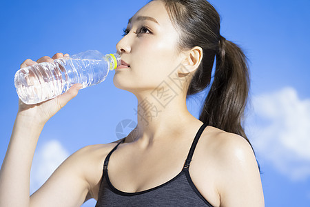 年轻运动美女喝水图片