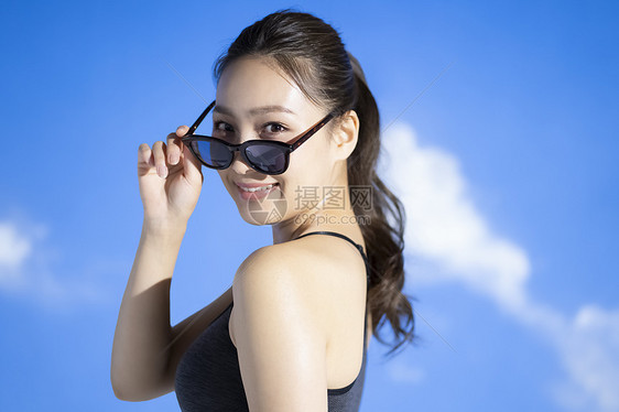 亚洲晴天好天气与太阳镜的女画象图片