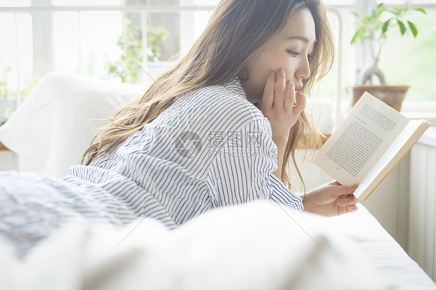 生命生机勃勃时髦放松生活方式女形象图片