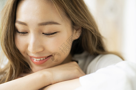 低头微笑的年轻女子图片素材