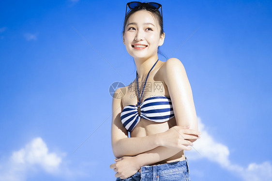 海边穿着泳装的年轻女子图片