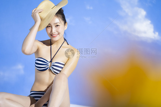 泳装美女拿着草帽图片