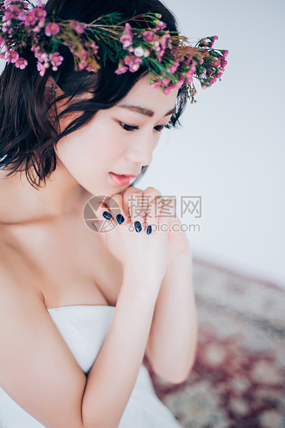 头戴花束的美女图片