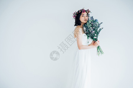 新娘穿着婚纱手拿花图片