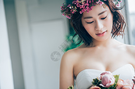新娘穿着婚纱手拿花图片