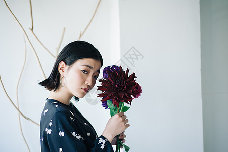 鲜花开花生机勃勃花生活女肖像图片