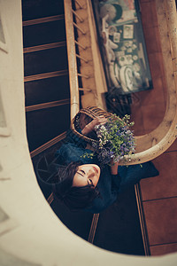 女人遵守掌握花生活女肖像图片