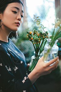 年轻美女捧着鲜花图片