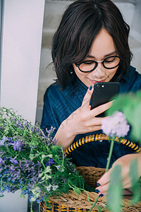 休闲女士们台阶花生活女肖像图片