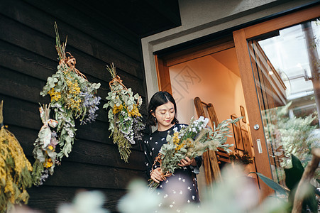 年轻美女捧着鲜花图片