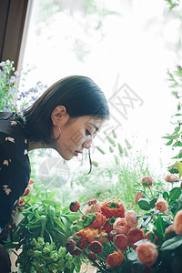 年轻美女捧着鲜花图片