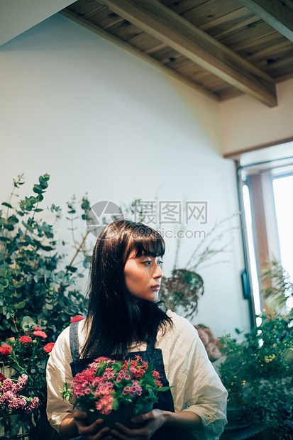 年轻美女捧着鲜花图片