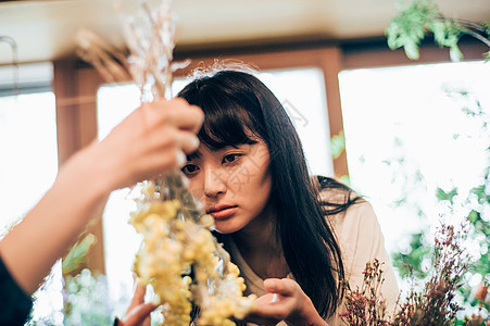 教室女士售货员花店的一名妇女图片