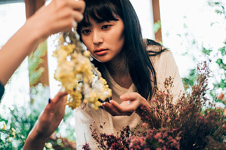 二十多岁店内商务花店的一名妇女图片